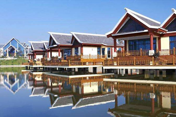 威海湯泊溫泉度假村+威海湯泊溫泉+雙人自助早餐·移步亦景、動(dòng)靜相宜，營(yíng)造一種遠(yuǎn)離塵囂，回歸自然的寧?kù)o，愜意的生活新方式